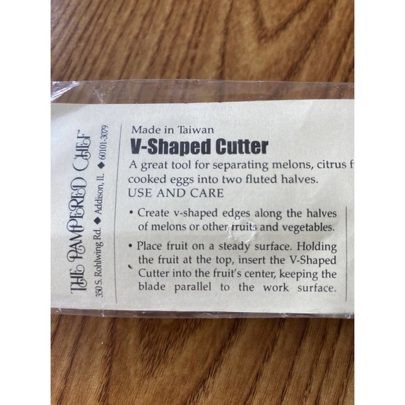 The Pampered Chef #1160 V Shaped Cutter Fruits Vegetables Garnish Tool Knife NEW - Picture 4 of 6